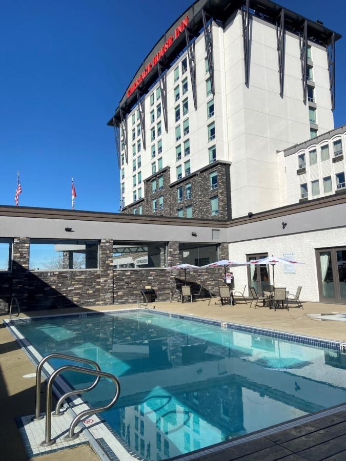 Carriage House Hotel And Conference Centre YYC Exteriér fotografie
