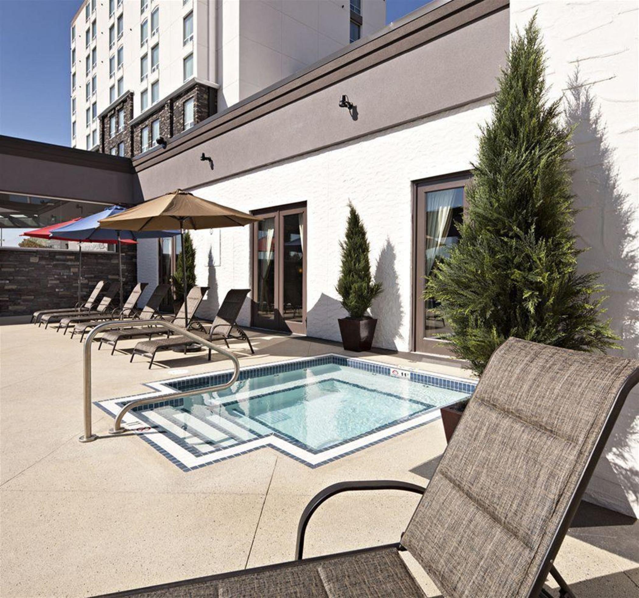 Carriage House Hotel And Conference Centre YYC Exteriér fotografie