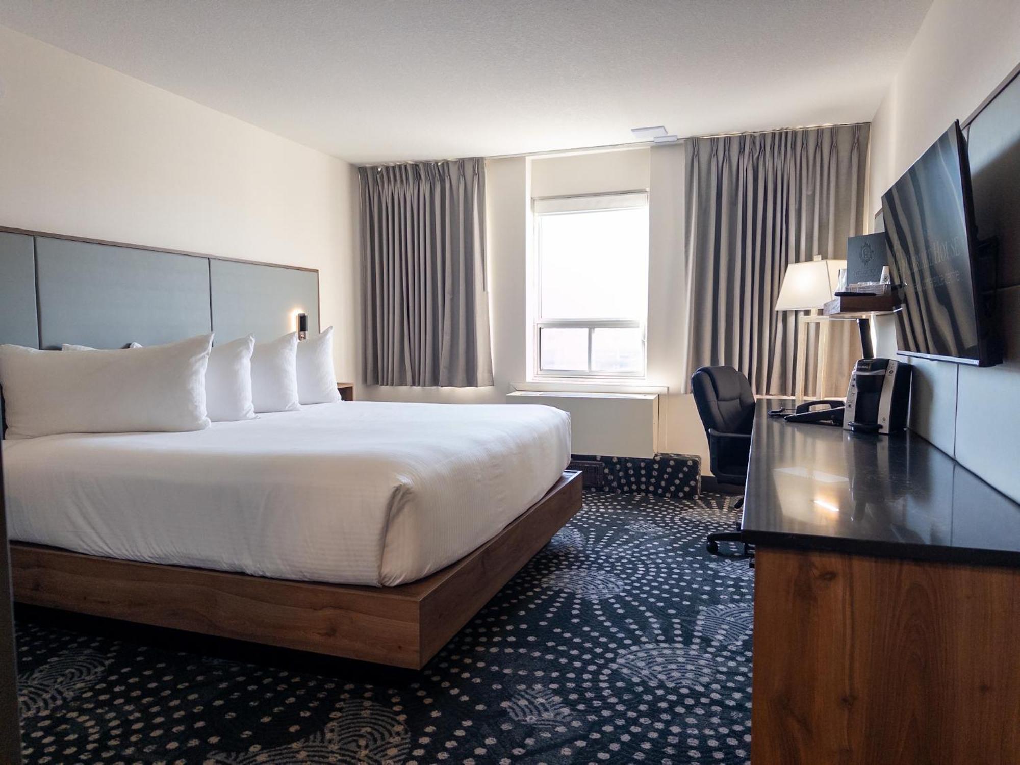 Carriage House Hotel And Conference Centre YYC Exteriér fotografie